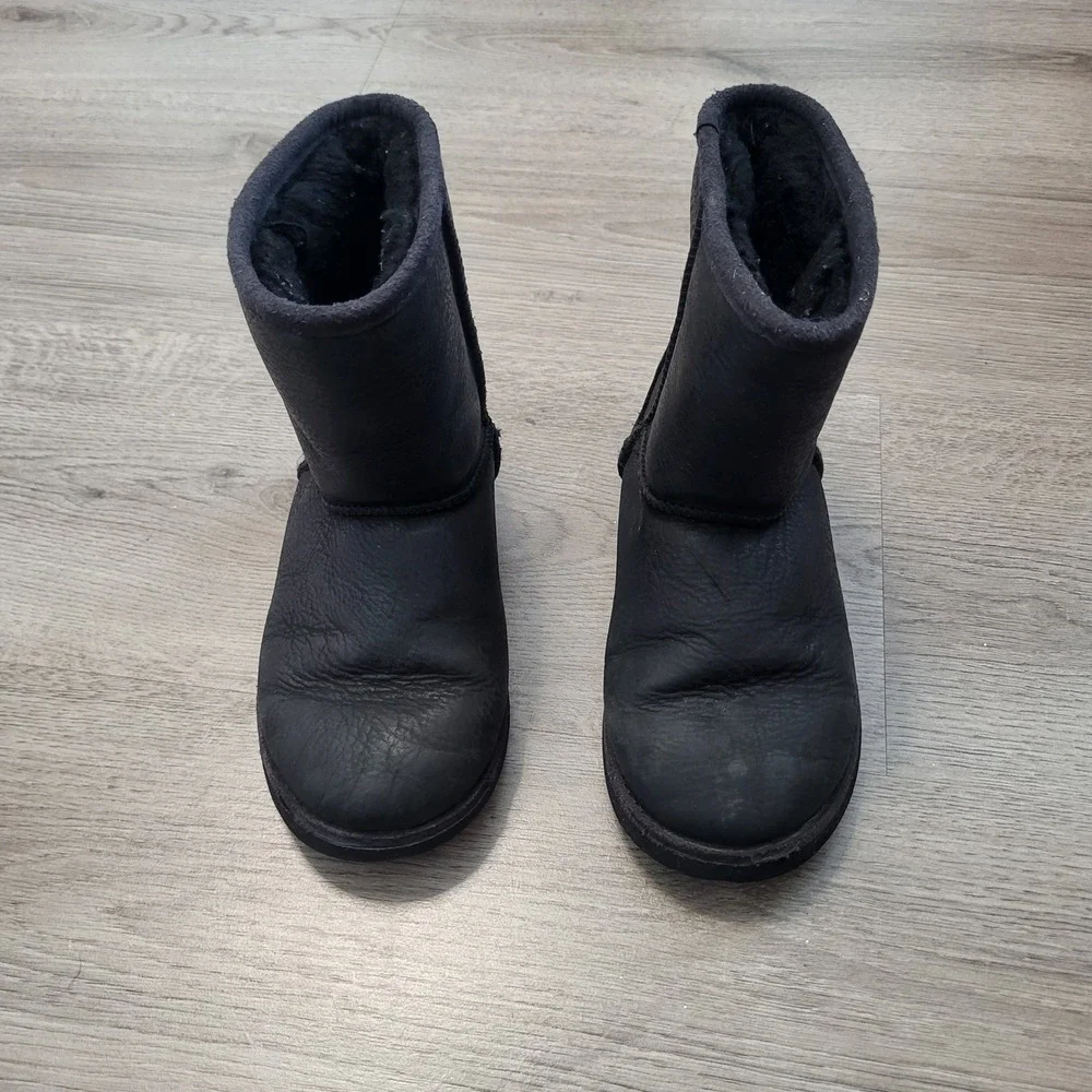 UGG Kids Classic Leather Boots Black Sheepskin Lined Cozy Casual Size 12